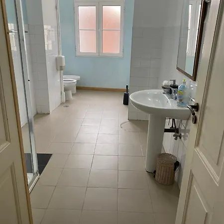 Artdeco Chiado 4 - Large Comfortable Double With Shared Bathroom
