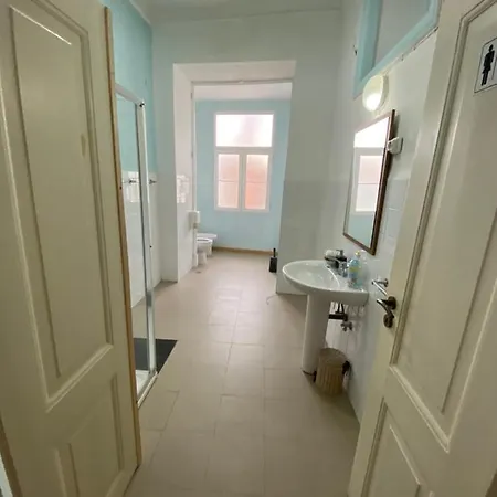 Artdeco Chiado 4 - Large Comfortable Double With Shared Bathroom Πανσιόν Lisboa