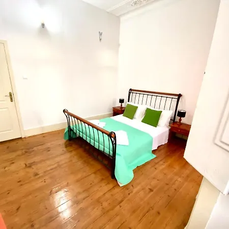 Artdeco Chiado 4 - Large Comfortable Double With Shared Bathroom *