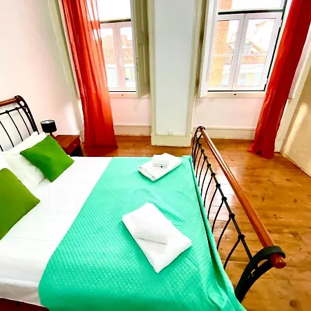 Artdeco Chiado 4 - Large Comfortable Double With Shared Bathroom *